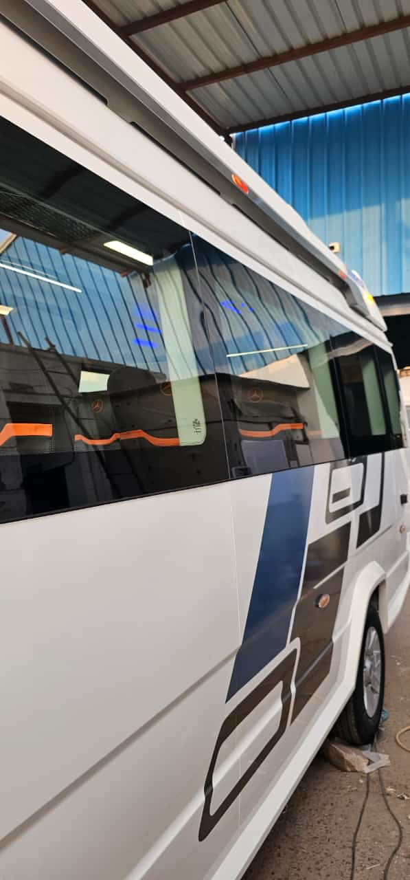 Maharaja Tempo Traveller - Photo 1