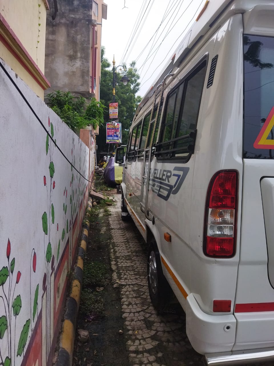 Tempo Traveller (12 Seater) - Photo 2