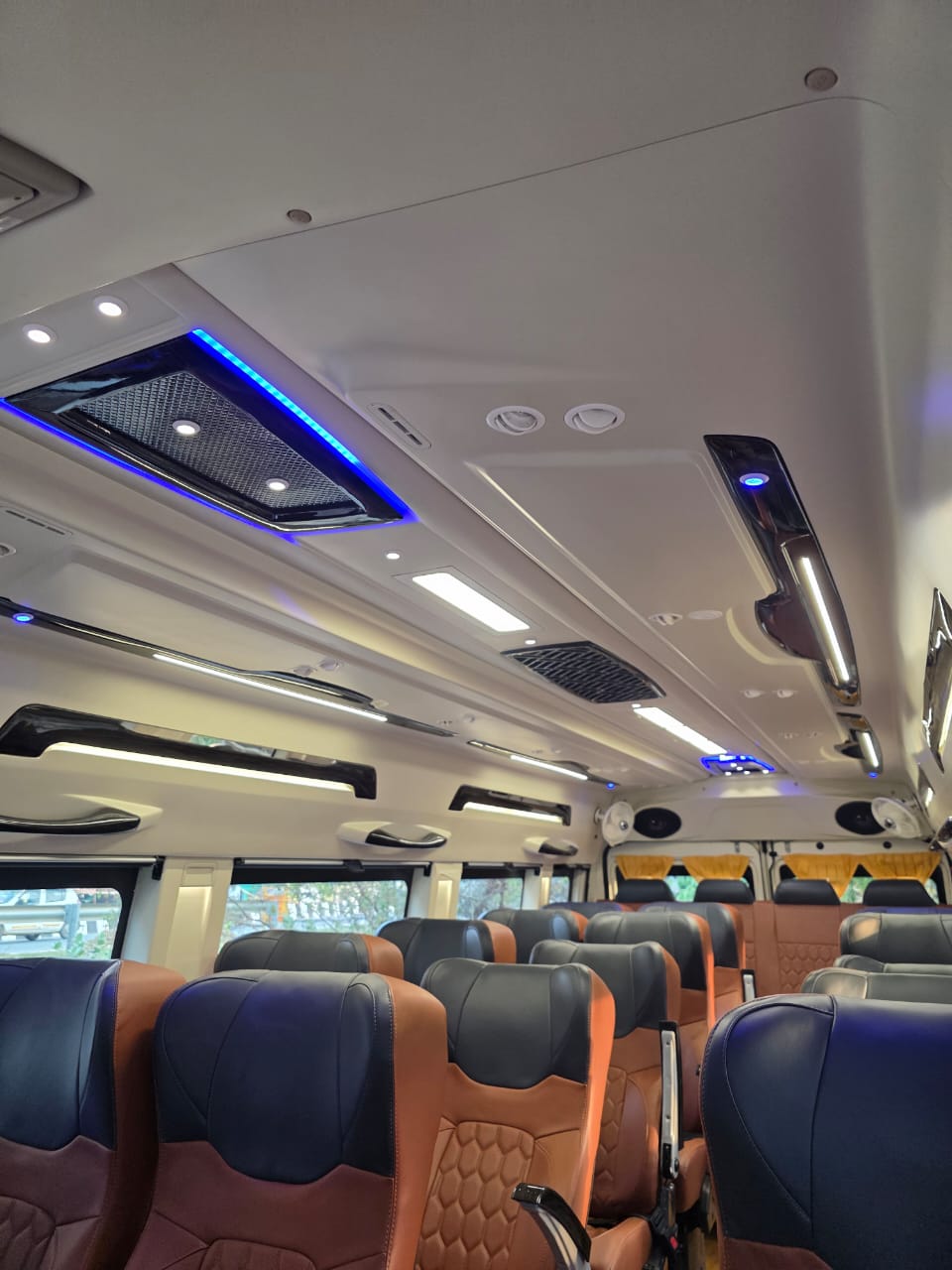 Tempo Traveller (20 Seater) - Photo 4