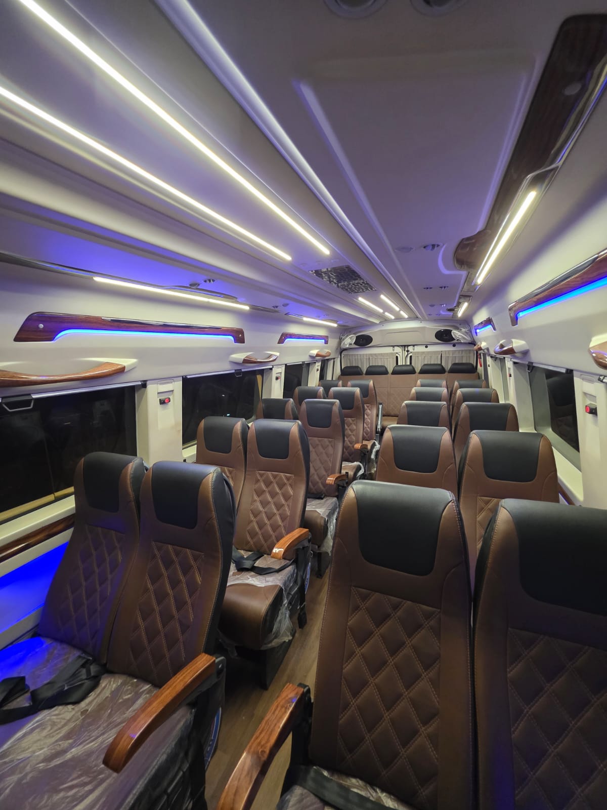 Tempo Traveller (26 Seater) - Photo 1